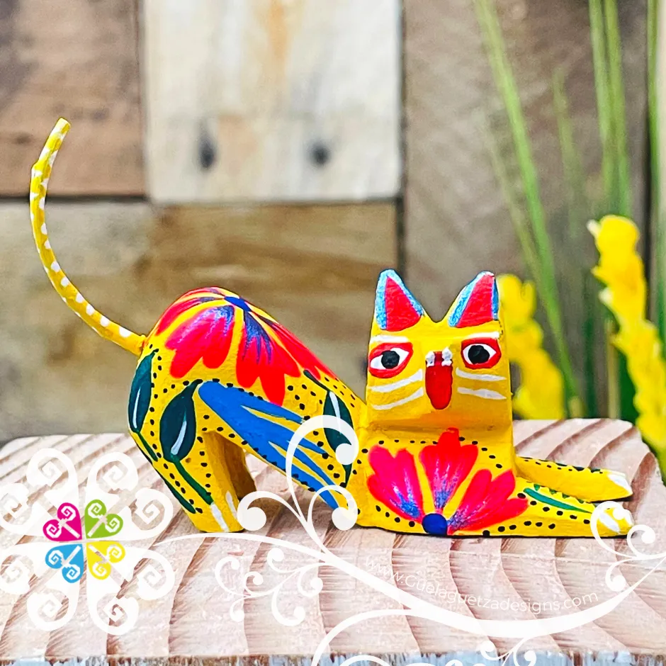 Mini Scratching Cat  Alebrije Handcarve Wood Decoration Figure