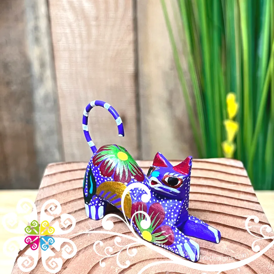 Mini Scratching Cat  Alebrije Handcarve Wood Decoration Figure