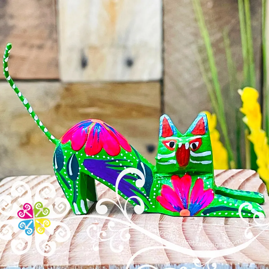 Mini Scratching Cat  Alebrije Handcarve Wood Decoration Figure