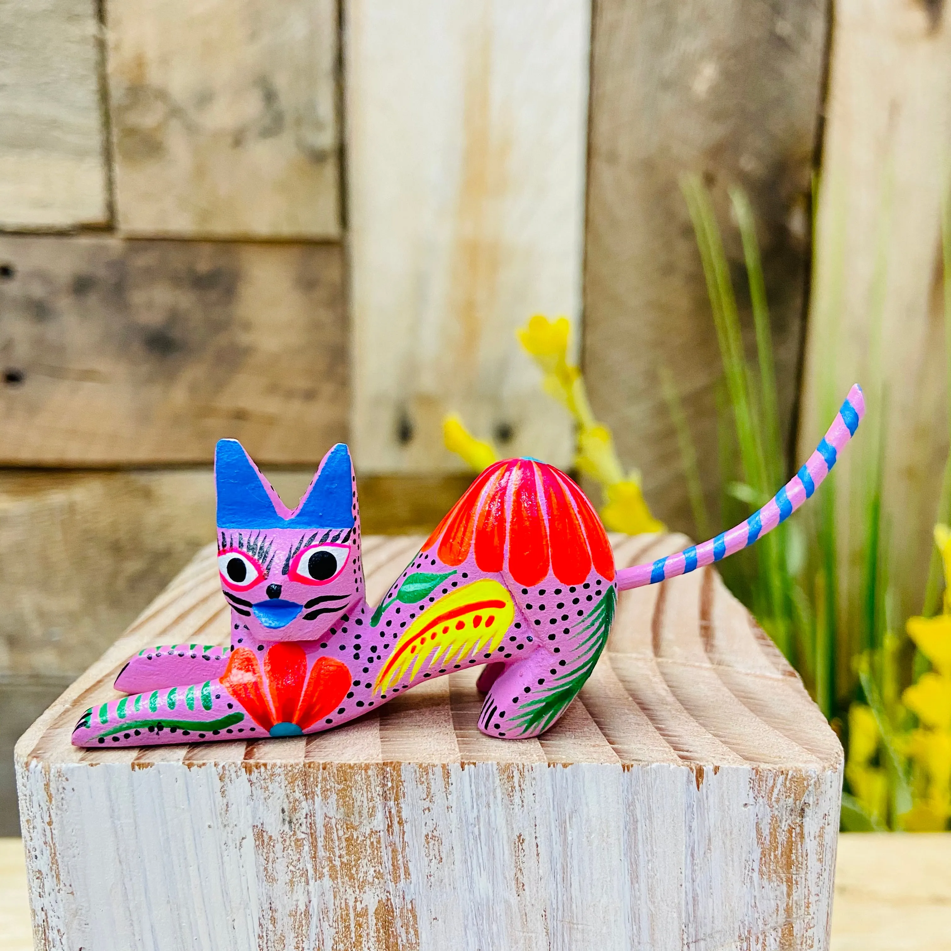 Mini Scratching Cat  Alebrije Handcarve Wood Decoration Figure