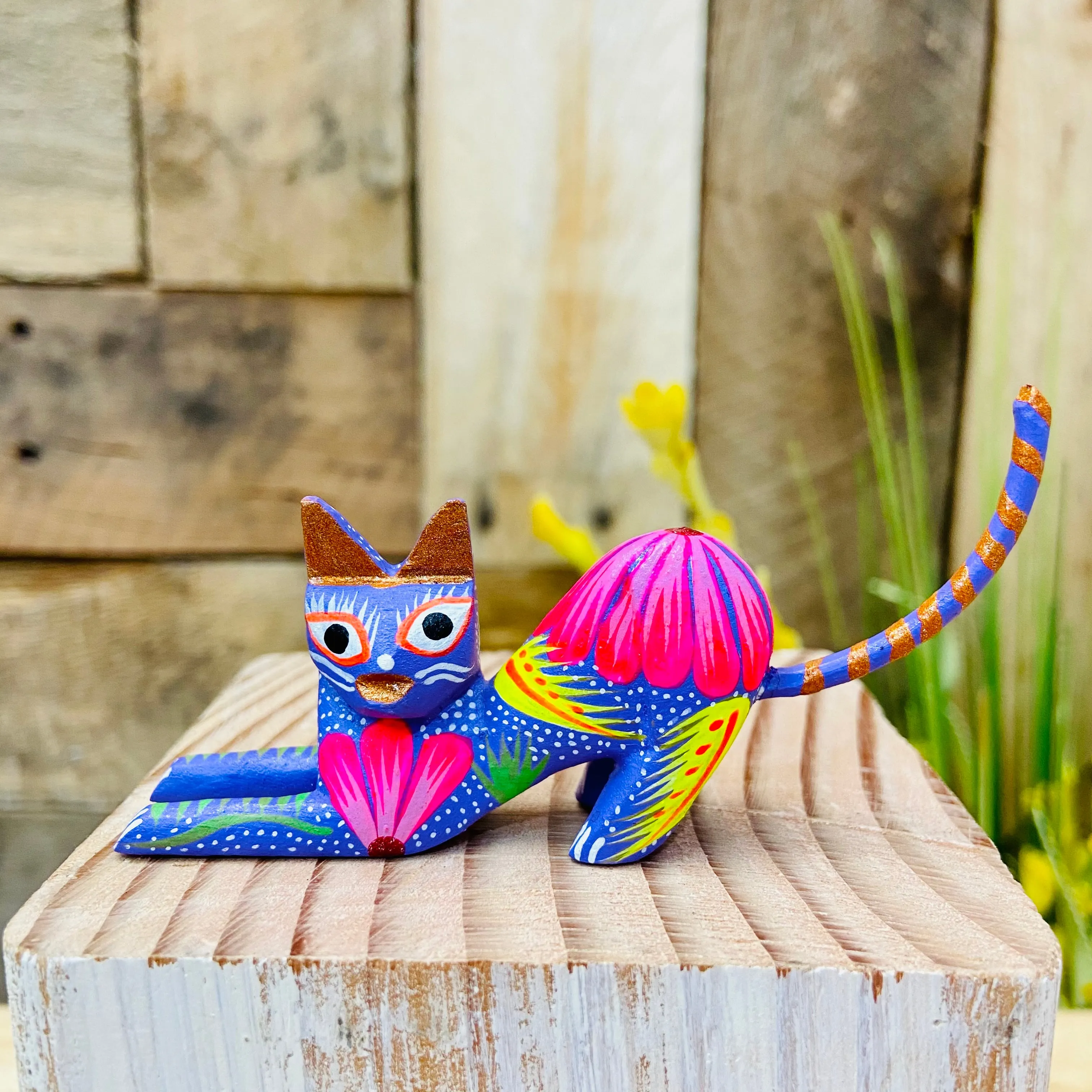 Mini Scratching Cat  Alebrije Handcarve Wood Decoration Figure