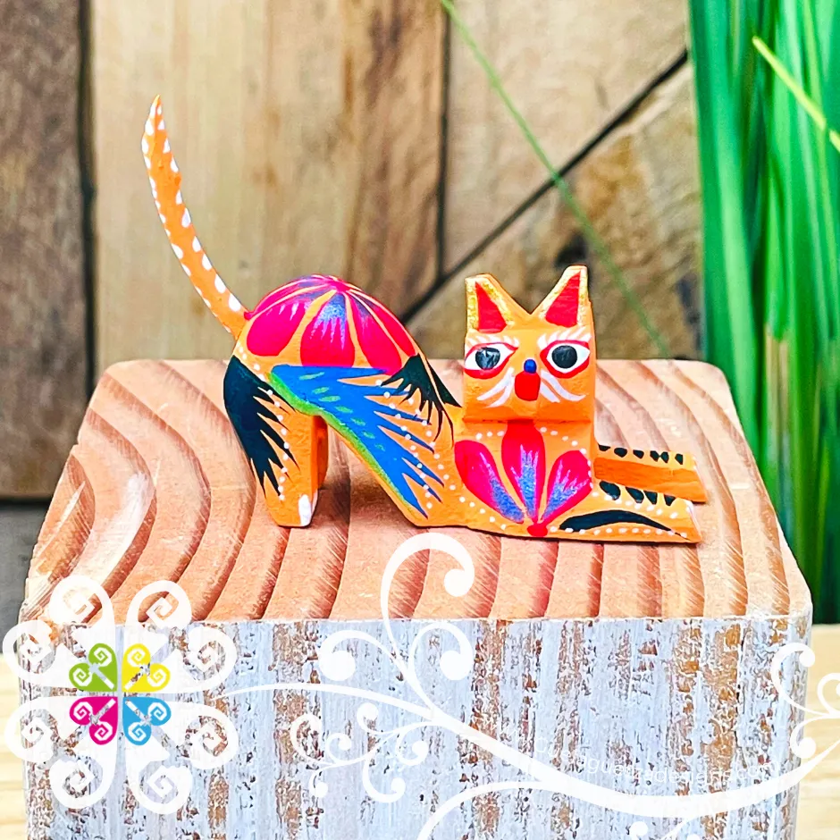 Mini Scratching Cat  Alebrije Handcarve Wood Decoration Figure