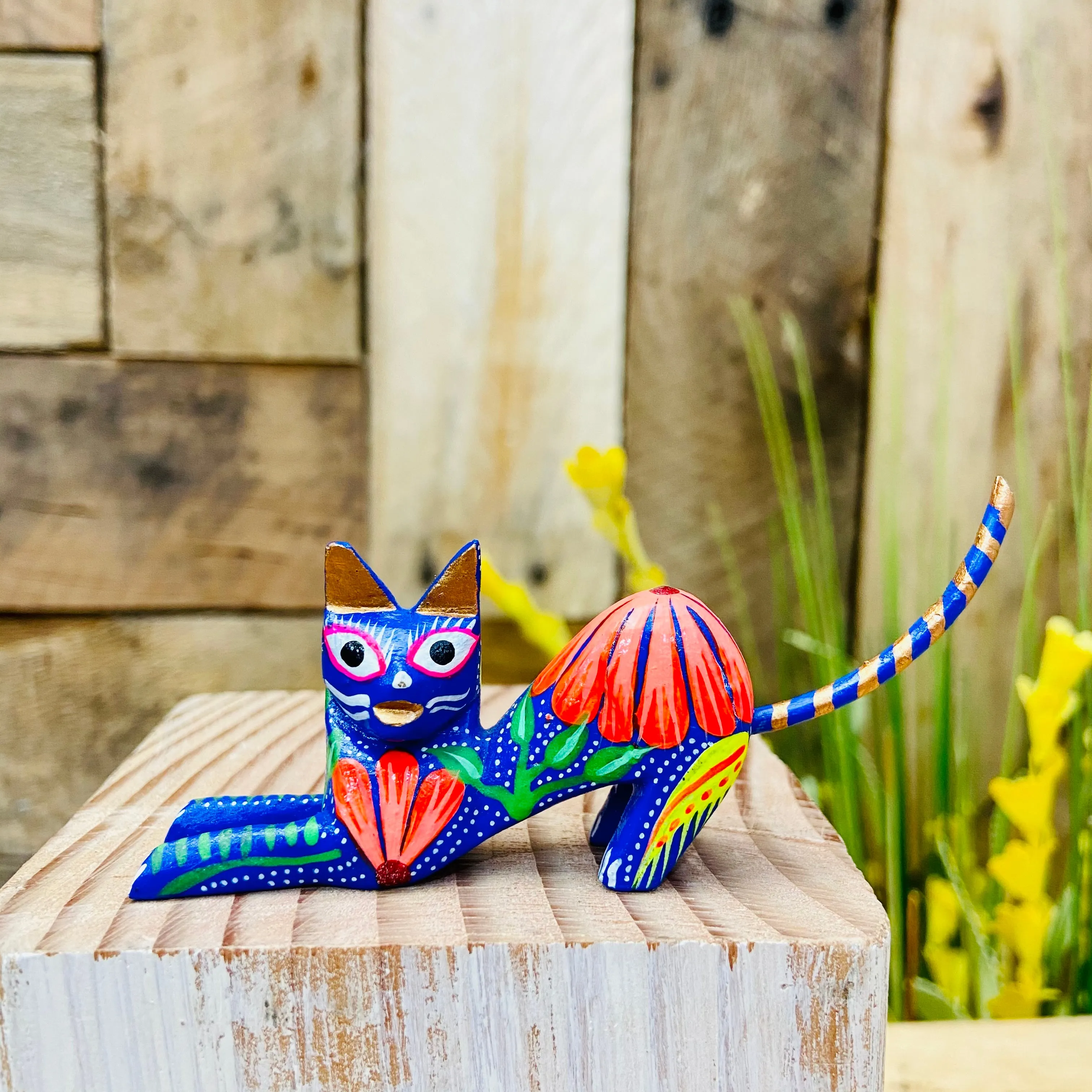 Mini Scratching Cat  Alebrije Handcarve Wood Decoration Figure