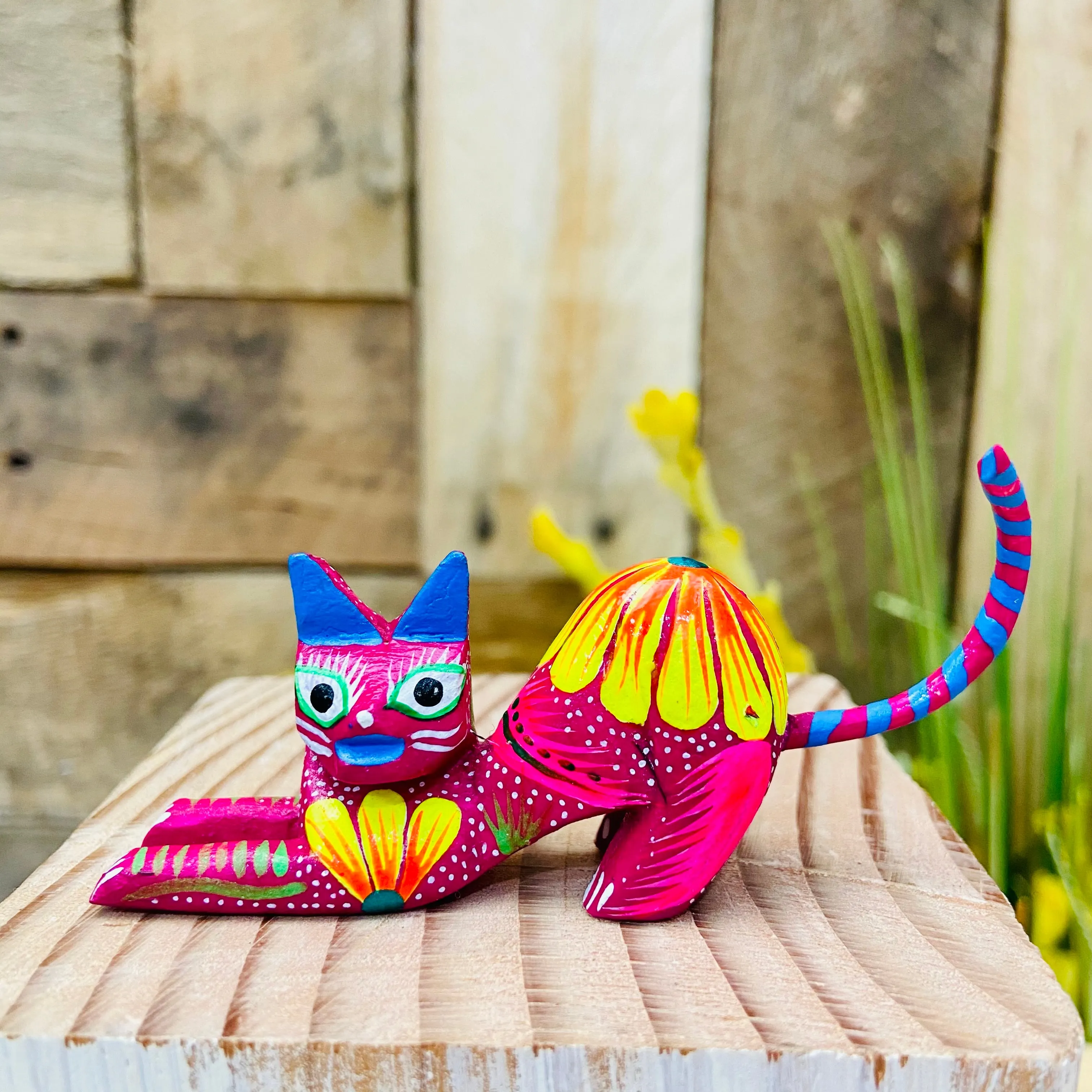 Mini Scratching Cat  Alebrije Handcarve Wood Decoration Figure