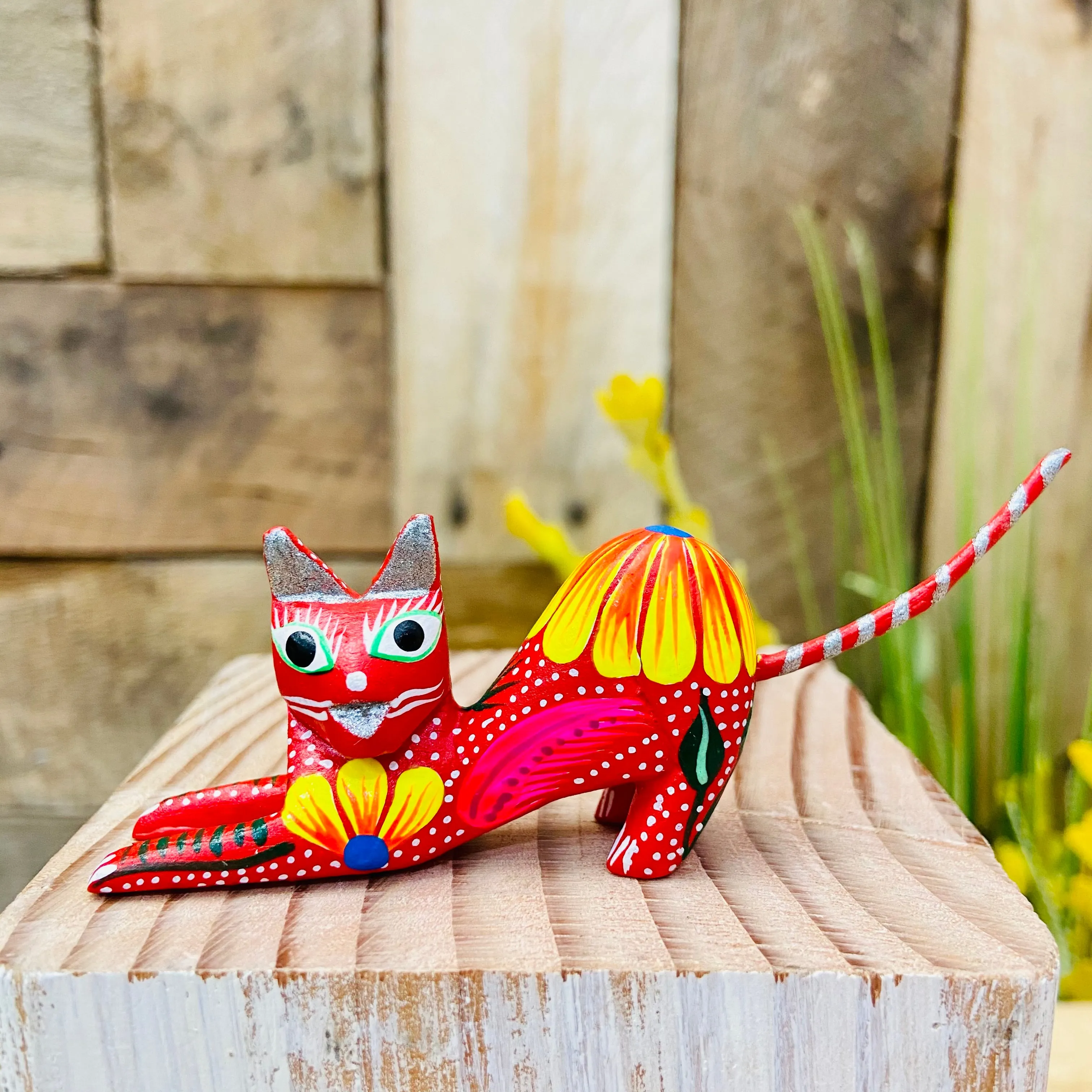 Mini Scratching Cat  Alebrije Handcarve Wood Decoration Figure