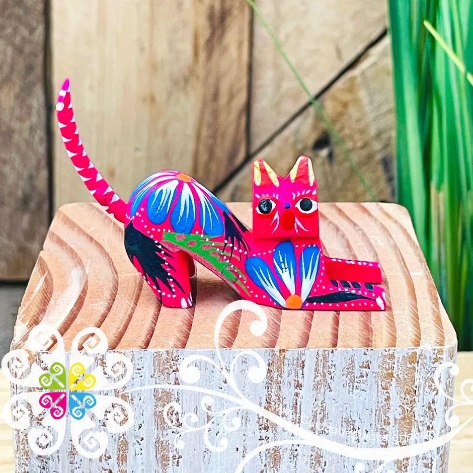 Mini Scratching Cat  Alebrije Handcarve Wood Decoration Figure