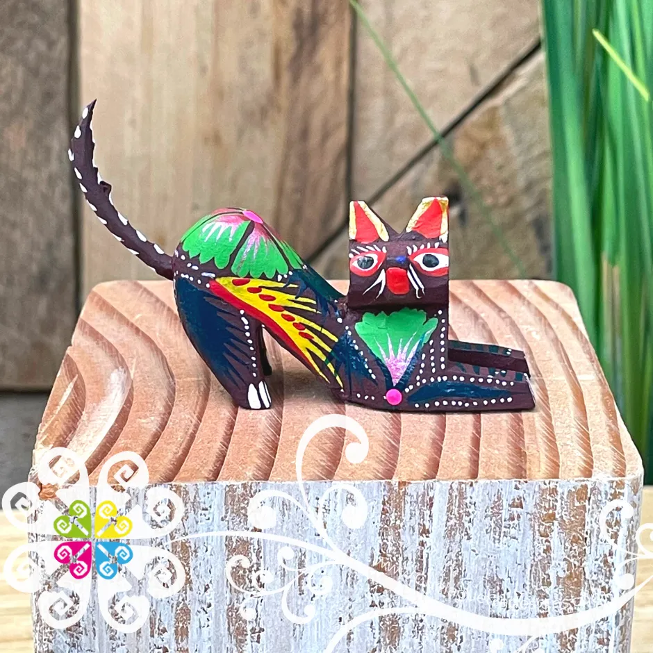 Mini Scratching Cat  Alebrije Handcarve Wood Decoration Figure