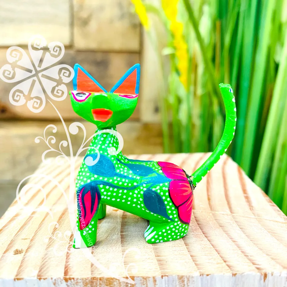 Mini Siamese Cat Alebrije Handcarve Wood Decoration Figure