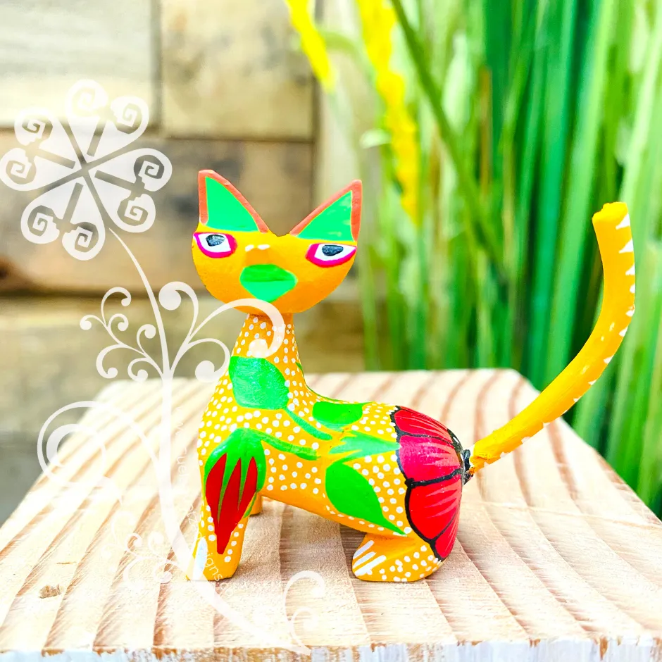 Mini Siamese Cat Alebrije Handcarve Wood Decoration Figure